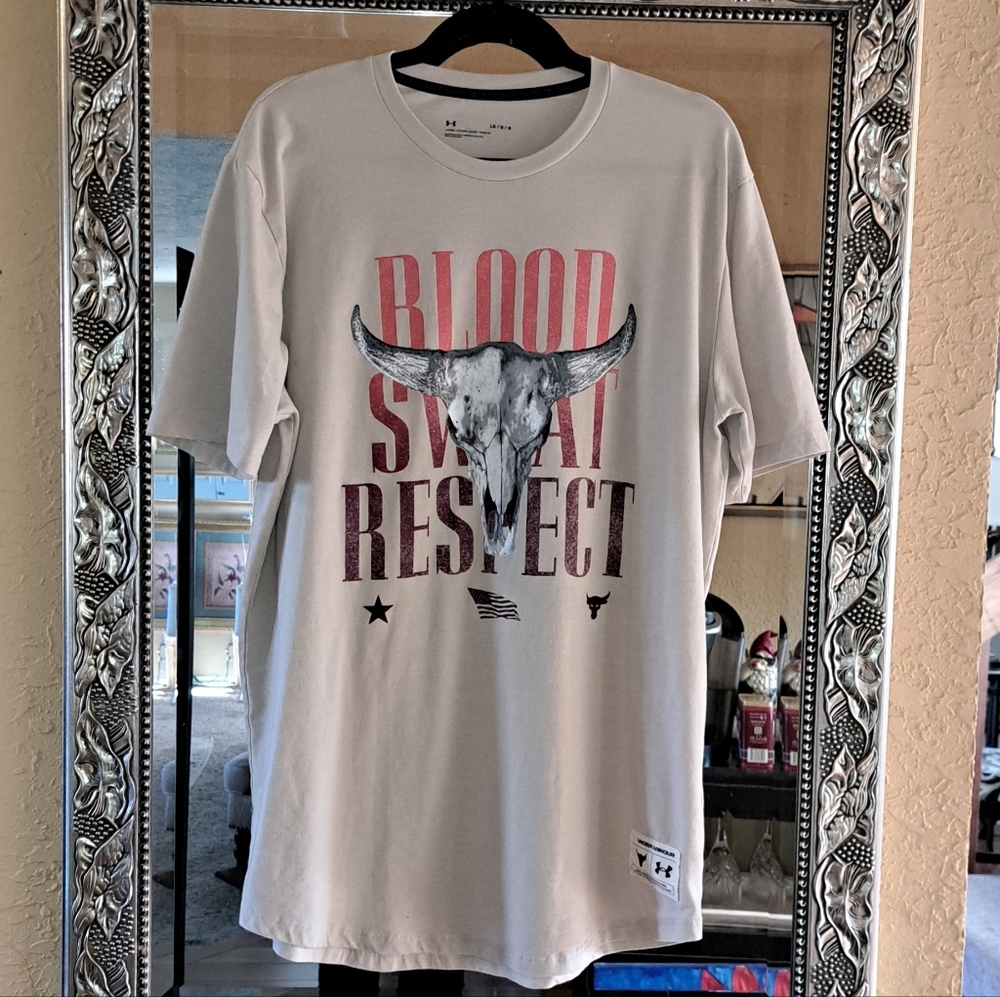 EUC UNDER ARMOUR Lg Tan Graphic T-Shirt